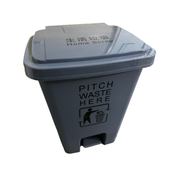 Plastic garbage bin with step pedal